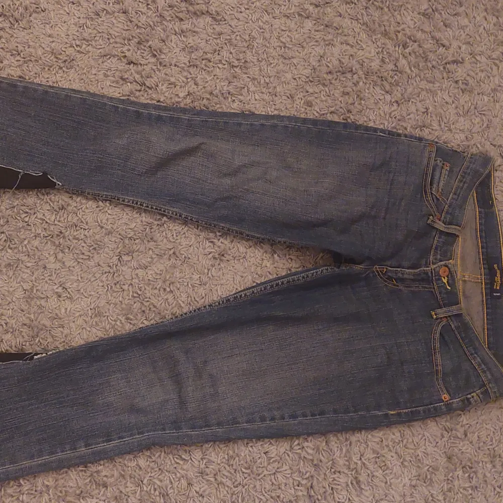 Säljer dessa jättesnygga lågmidjade jeansen som jag sytt till utsvängda, knappt använda då de är lite stora. Jeans & Byxor.