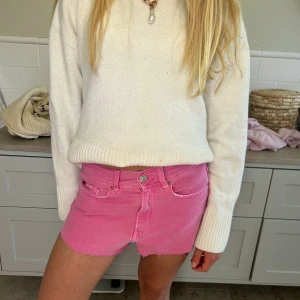 As coola shorts - Säljer dessa asssss coola rosa jeansshorts ifrån zara💖💖💖  Drömmmmmiga i sommar!! Så trendiga💓