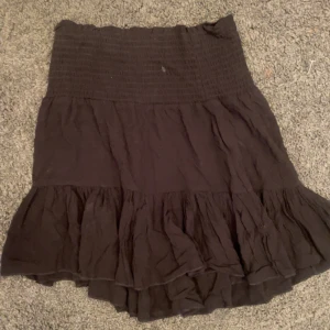 Volangkjol - Söt volangkjol i jättebra skick. Använt ca 3 gånger men köpt förra året. Skit snygg som topp också 💕