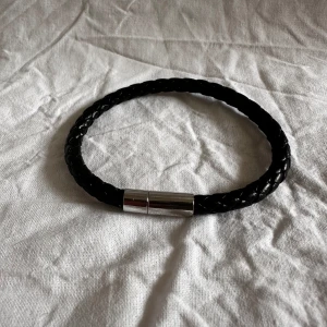 Ett svart läderarmband - Ett snyggt läder armband 