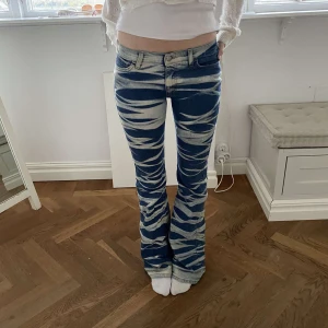 Bootcut lowwaist jeans med ”zebra” mönster - Så coola, jätte bra skick! Buda!