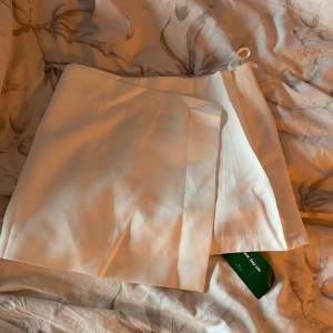 Jättefin kjol med inbyggda shorts, säljer pga att den inte kommer till användning💕köpt på shein för 139kr och lappen är kvar💕
