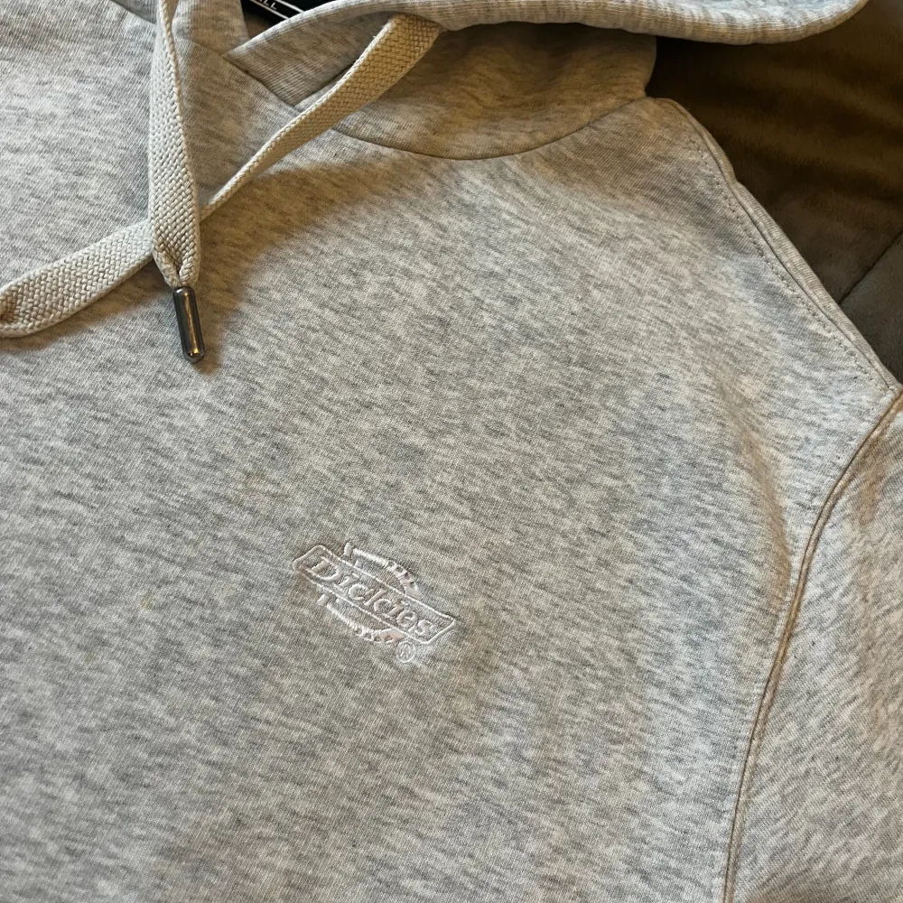 Grå dickies hoodie i storlek small, lite märken men ändå bra skick. Hoodies.