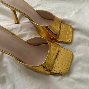 Klackskor  - Använt 1 gång, storleken är 41 men passar som en 39 