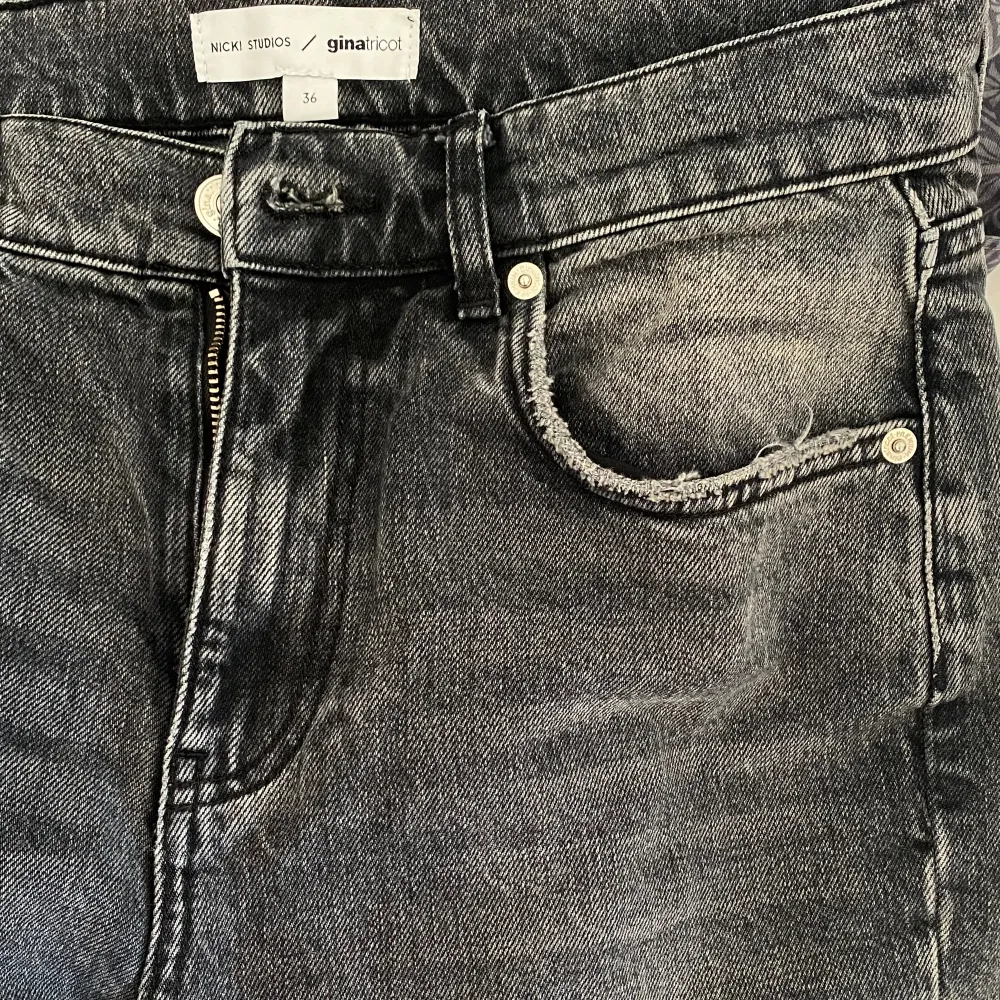 Bra skick, inte slitage. Baksida ben är designen på jeansen. Jeans & Byxor.