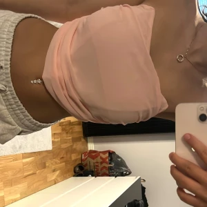 Topp - Denna topp, beställd från Missguided, är som ny och har endast använts 2-3 gånger! Med sin lätta och luftiga design är den perfekt för sommaren och enkel att matcha med olika outfits.