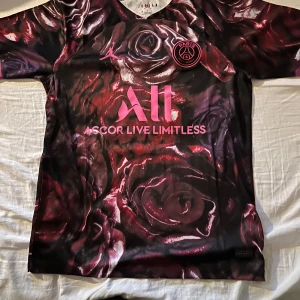Jordan x psg fotbollströja - Storlek M men passar L också, aldrig använd Skicka för fler bilder Pris kan diskuteras vid snabb affär.
