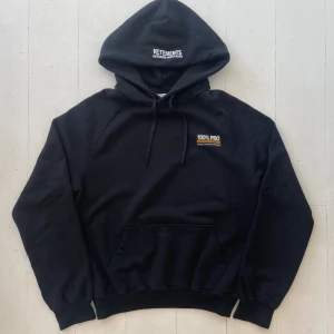 VETEMENTS 100% PRO hoodie - size S. sitter M/L (kom privat för mått)✌🏼RARE, speciellt i denna cw. massa andra brands på ryggen från ikonisk collab. KVITTO FINNS! från Afound✌🏼✌🏼AUTHENTICATED PÅ GRAILED! kom privat om du har frågor‼️ 