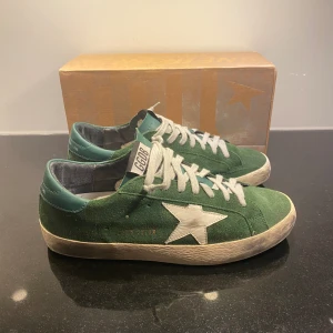 Golden goose - Hej. Säljer nu dessa jättefina golden goose skor i nyskick. Skorna är i storlek 40 men passar större! Vid köp tillkommer skorna och original låda✅ Mvh/reselluxe
