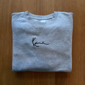 Grå sweatshirt  - Sweatshirt från Karl Kani.   Rensar ur min garderob från en hel del oanvända kläder🌼 Om du ser något mer i min profil som du gillar så skickar jag med det till dig också!😊 Fler kläder kommer!