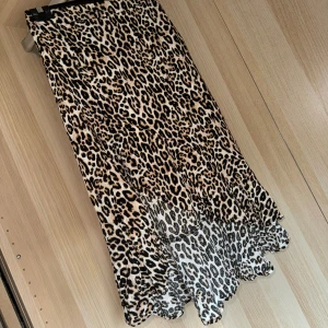 Lång kjol med slits - Lång midjekjol med slits i leopardmönster, storlek 38 men passar mig som brukar ha S. 