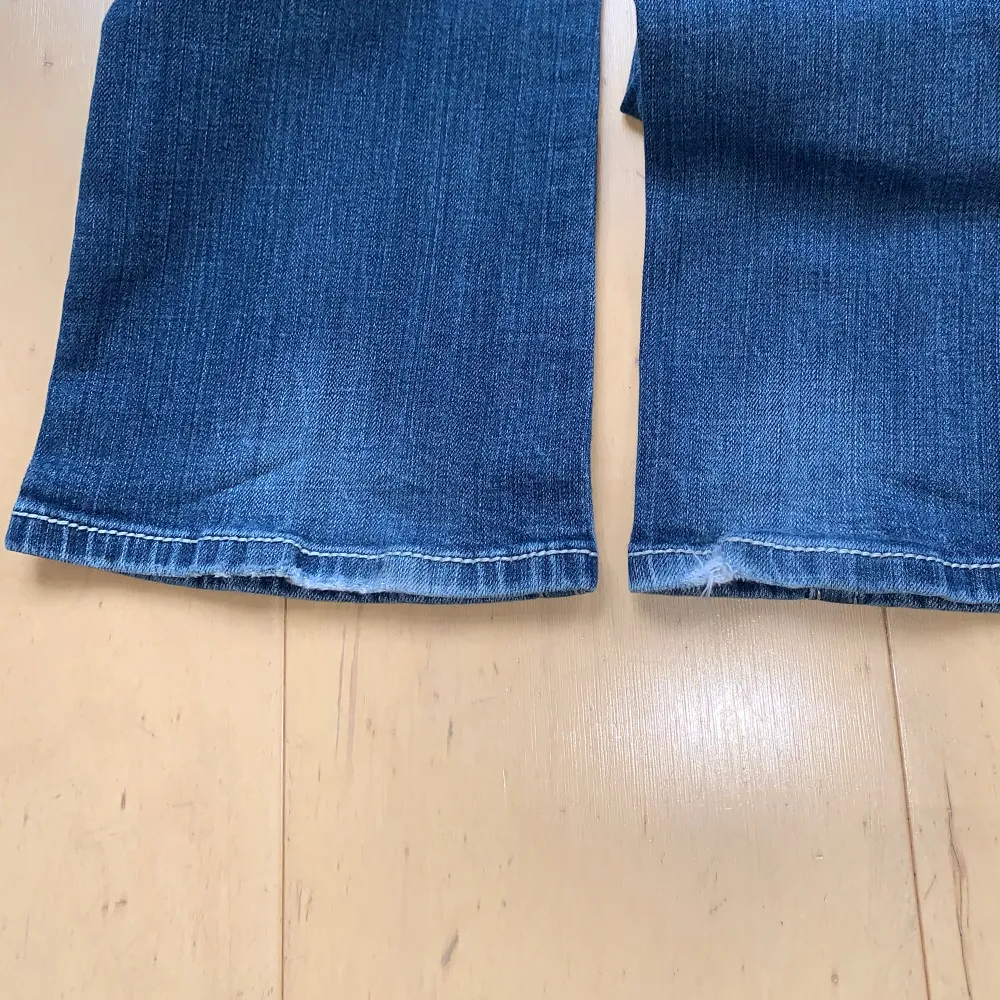 Låga vintage Miss me i bootcut🩷 midja 78cm & Innerben 85cm🩷 obs saknar två bitar fram & två bak, har en fläck fram ( se bilder). Jeans & Byxor.