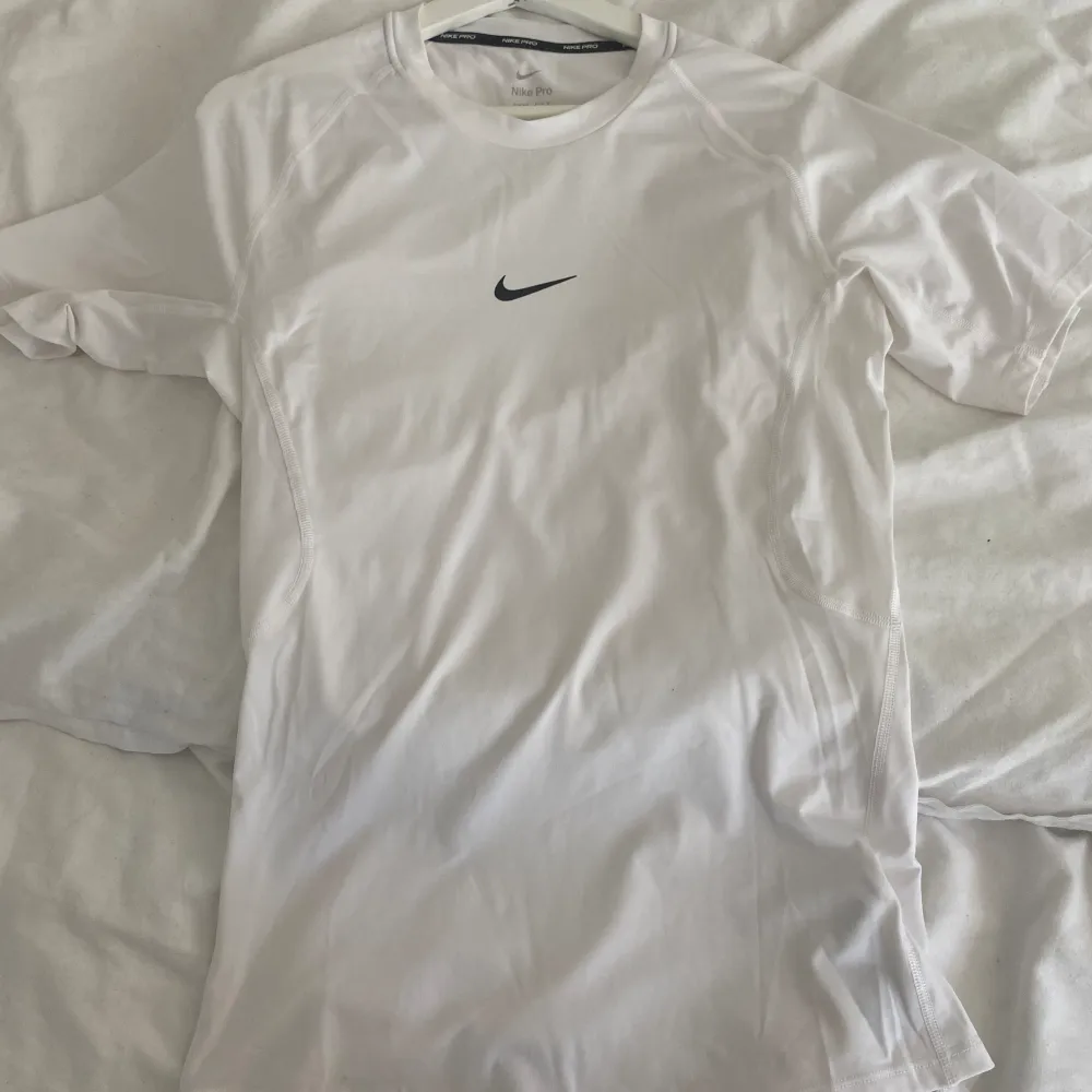 Säljer min helt nya oanvända Nike gym tröja då den aldrig används. T-shirts.