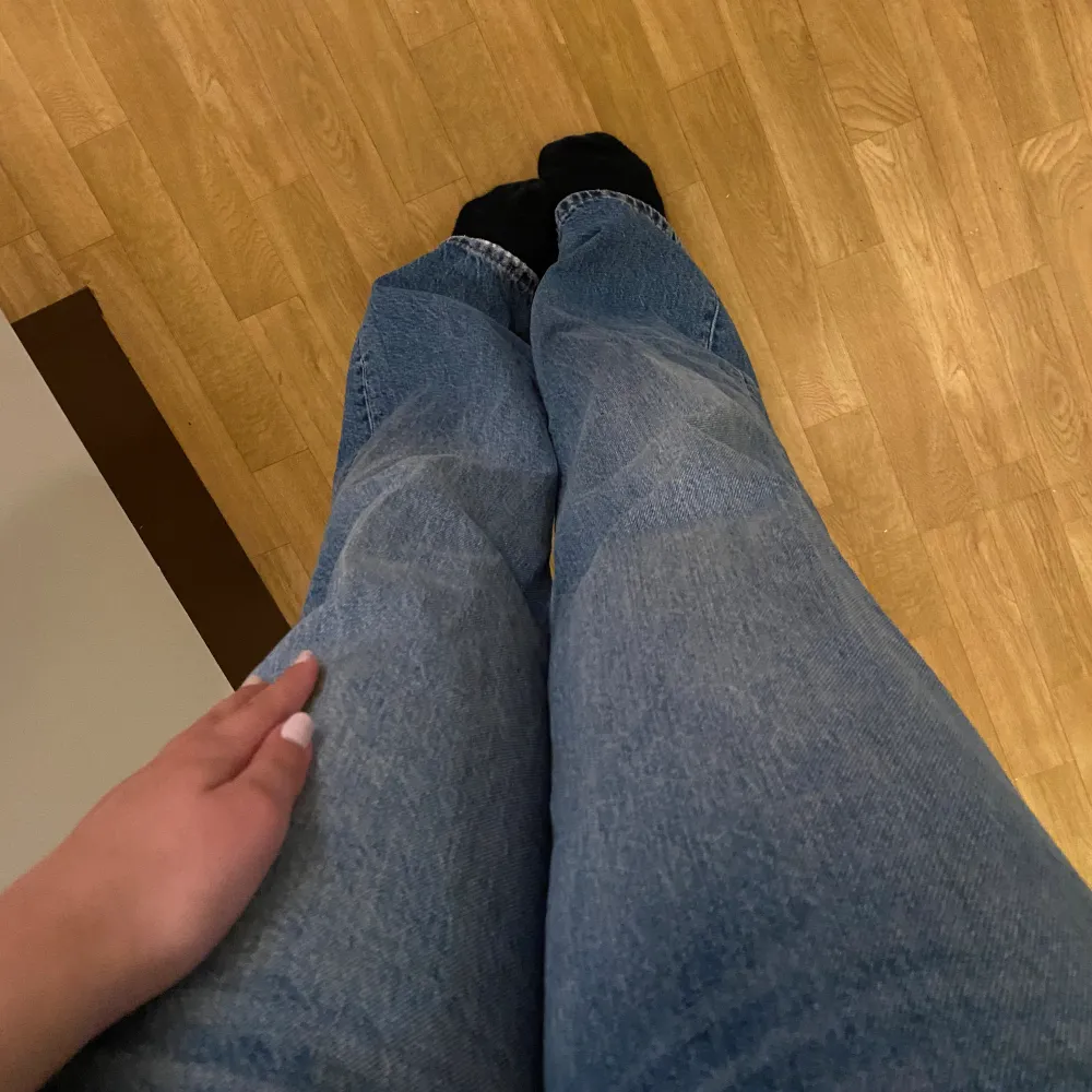 Säljer mina straight jeans från gina tricot då dom har blivit för stora för mig men dom är verkligen fina. Dom är high waist och väldigt bekväma. Dom är fortfarande fräscha och i bra skick. Hör av dig om du är intresserad! Pris kan diskuteras:). Jeans & Byxor.