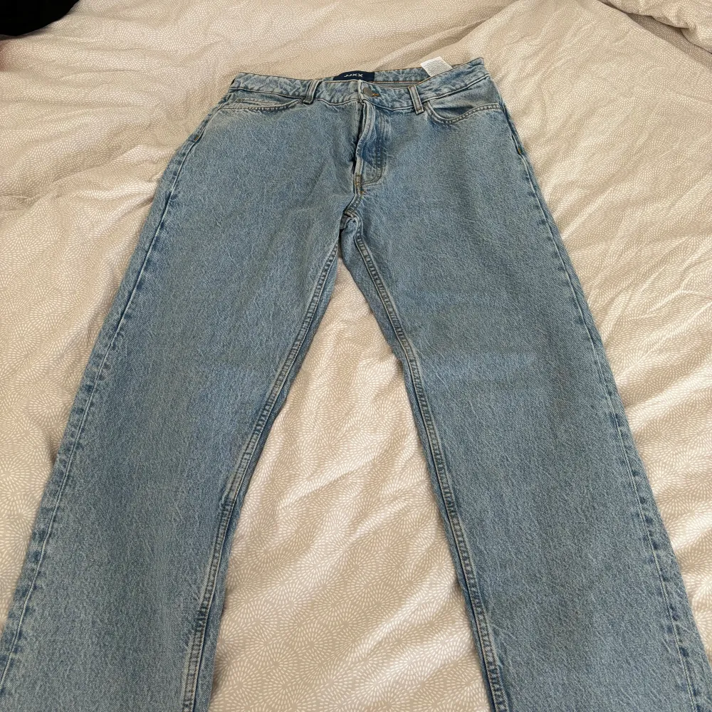 Helt nya byxor, aldrig använde. Säljer pga beställde fel storlek. Från JJXX.. Jeans & Byxor.