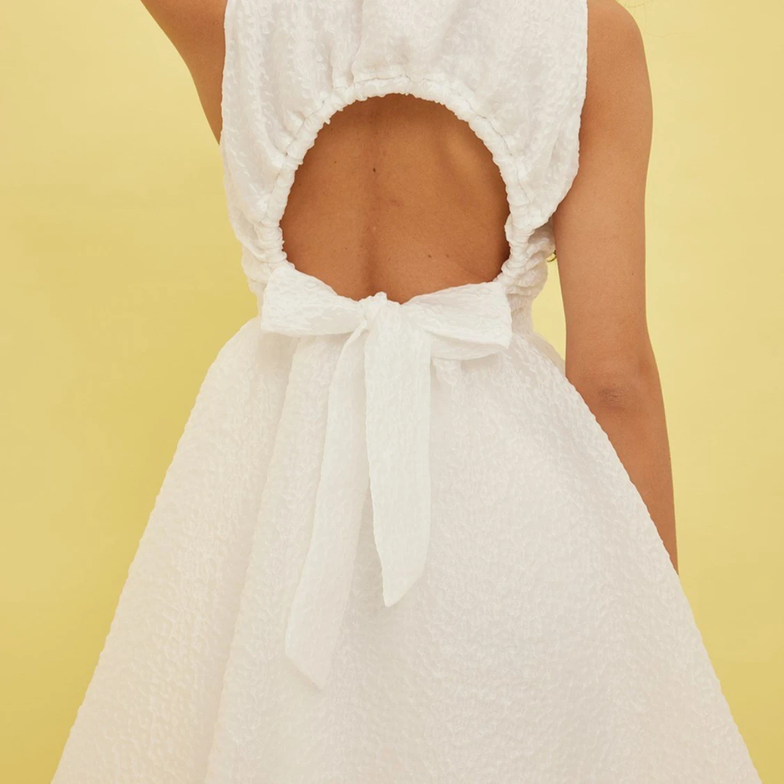 Klänning med öppen rygg och rosettdetalj - 90