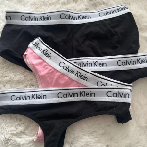 Paketpris. Helt oanvända Calvin Klein  - 1 par boxer 3 par string paketpris 70:-