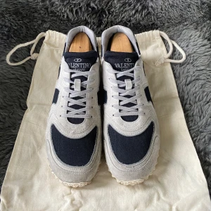 Valentino Garavani - Dessa skor är i ett använt nyskick, sulan är det ända som ser mer defektat ut. Vid snabb affär kan priset förhandlas.