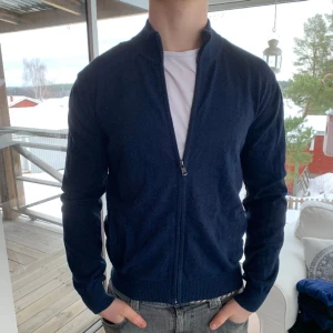 Mango Kashmir zipup  - Säljer denna sjukt fina Mango zipup i Kashmirmix! | Mycket fint skick utan defekter! | Storlek L. | Nypris runt 1000kr säljer 450kr kan diskuteras! | Tveka inte på att ställa frågor!