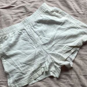 Linneshorts - Väldigt! Sköna linneshorts köpta på bik bok förra sommaren så bara använt dom under en säsong💕