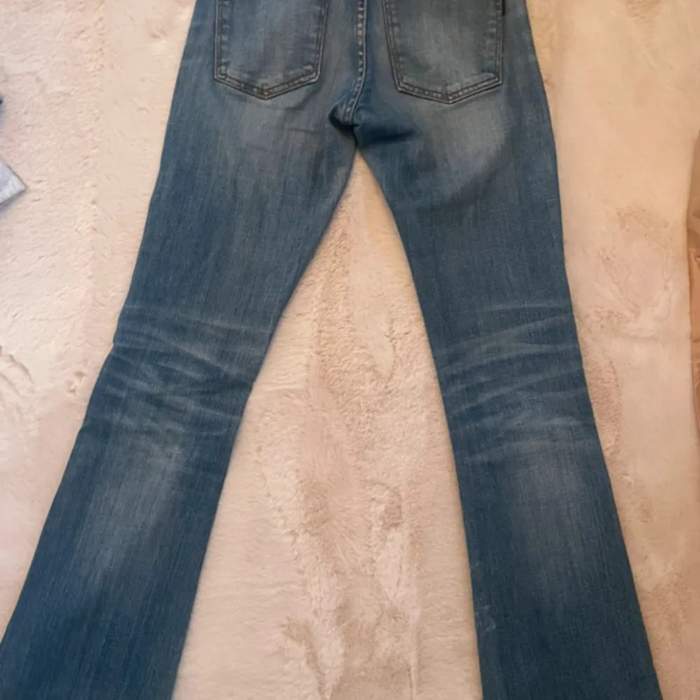  Låg midjade bootcut jeans i storlek 25/32 köpte second hand men är mycket bra skick.😊. Jeans & Byxor.