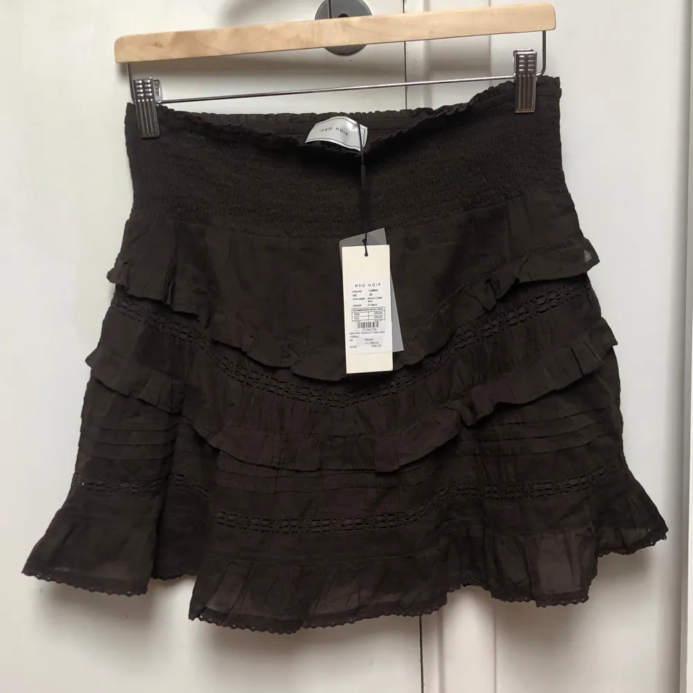 Helt ny kjol från Neo Noir, mörkbrun, med resår. Stl 36/S Passar även stl 38/M. Nypris 600kr, säljer även blusarna (zara, hm) , se mina andra annonser. . Kjolar.