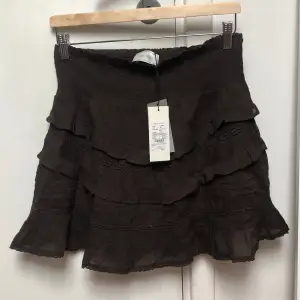 Helt ny kjol från Neo Noir, mörkbrun, med resår. Stl 36/S Passar även stl 38/M. Nypris 600kr, säljer även blusarna (zara, hm) , se mina andra annonser. 