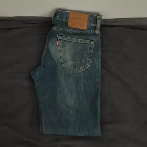 Ett par blåa levis 511 jeans i bra skick och i riktigt snygg tvätt. Regular-slim passform. Nypris ligger på över 1000kr. Säljes då de ej kommer till användning! 