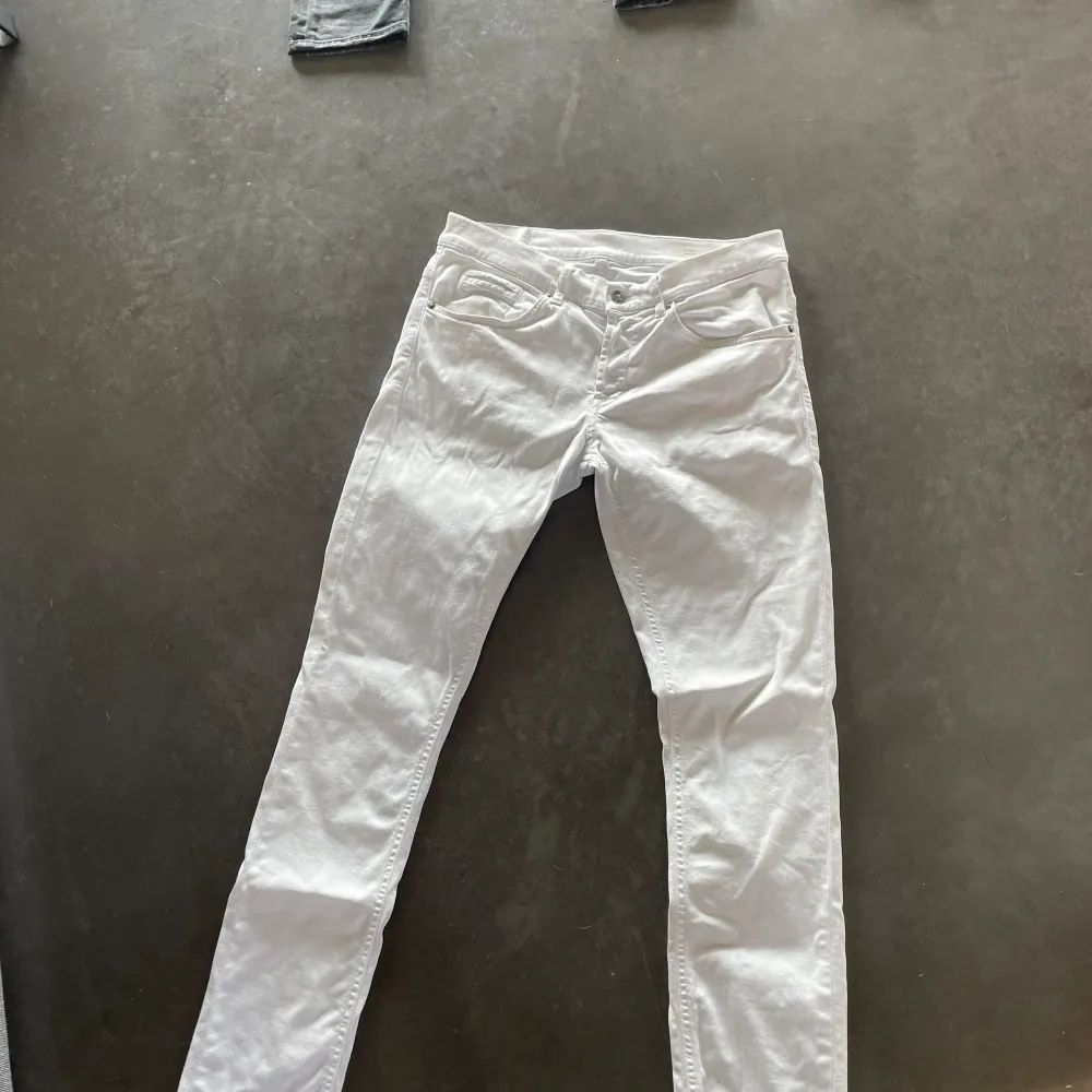 Vita dondup jeans (Lite halvdålig bild, vid intresse så kan ja fixa fram lite bättre bilder o mer info) Skick: 8/10 Nypris: ~2500 Pris 800kr Storlek 32. Jeans & Byxor.