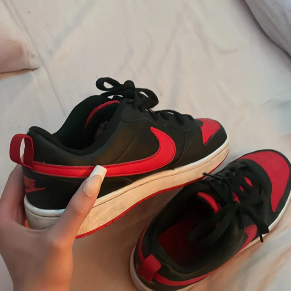 Säljer mina röda Nike skor då jag inte gillar dom längre, det har andvänds två gånger men ingen man tydligt märker (de är inte skitiga eller liknande) Vid intresse skickar jag fler bilder.🩵. Skor.