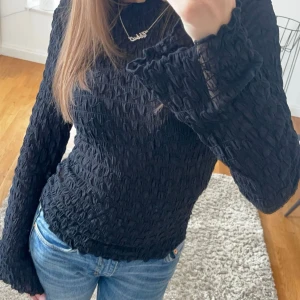 Svart långärmad - Mönstrad tröja från NA-KD i storlek xs🖤 Nyskick, aldrig använd! Pris går att diskuteras