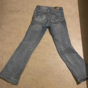 Low-mid jeans - Vintage jeans från koroshi märket. Dom är jättestretchiga och bekväma, bra skick. Dom har även diamanter på framsidan och baksidan.