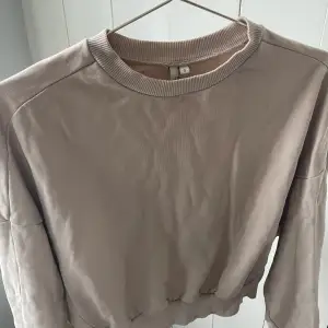 Beige/krämvit crop tröja från nelly.com i storlek S