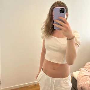 Vit top från H&M - Säljer denna söta vita/beige topen som är i storlek S💞 perfekt för sommaren och använd ett få tal gånger. 