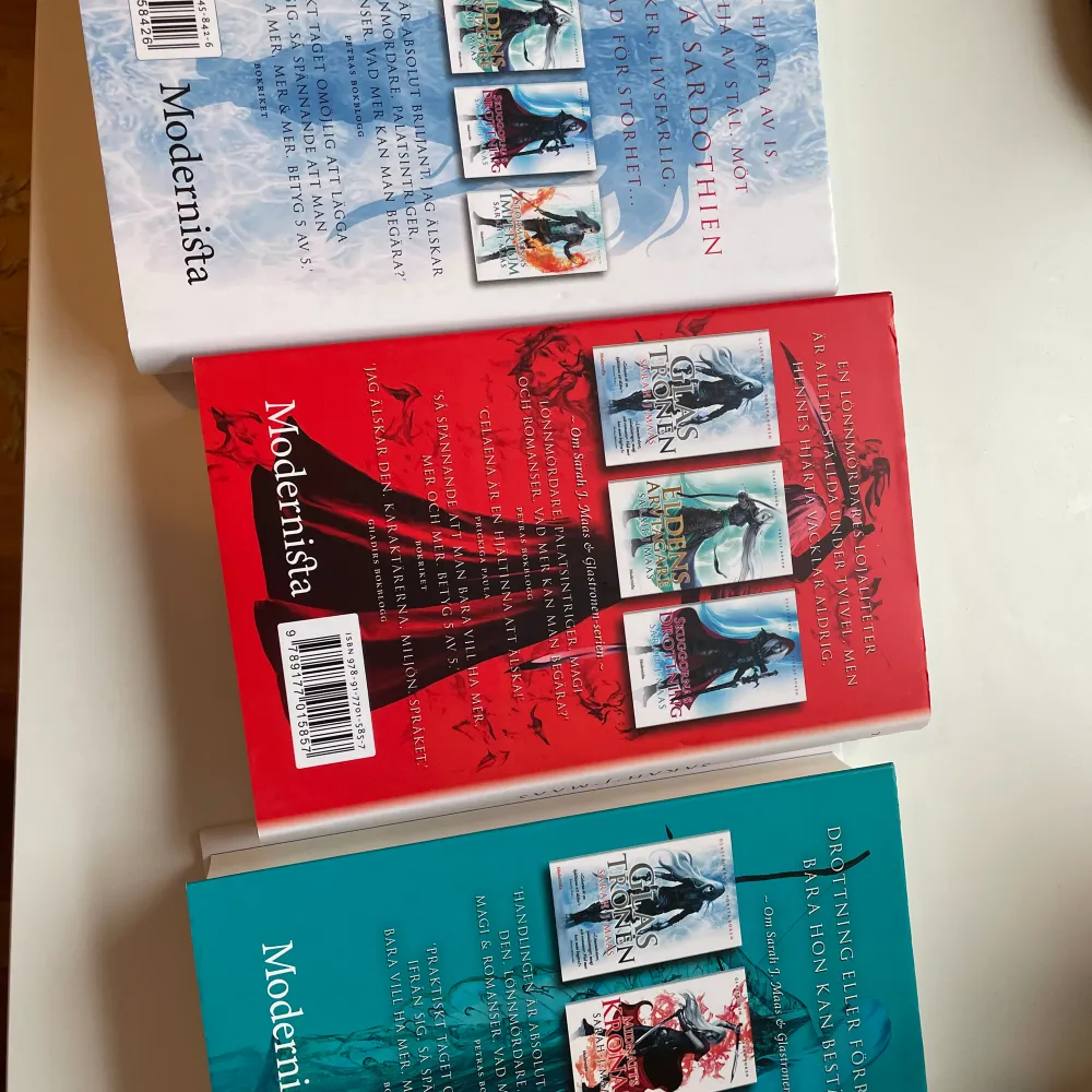 De tre första böckerna i serien på svenska av bästsäljande författaren Sarah J Maas! Format: inbundna 🫶🏼 Olästa, alltså i nyskick!! Säljer ALLA TRE för 200kr (pris kan diskuteras), men nypriset för EN bok är runt 220kr 🤍 (För fler bilder- kom privat)🫶🏼. Övrigt.