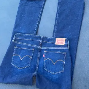 Levis bootcut jeans i storlek 30! Modellen heter 715 bootcut, dom är ungefär midwaist om inte low. Fint skick! Midjemått: 76 cm + stretch  || Innerbenslängd: ca 78 cm ⭐️