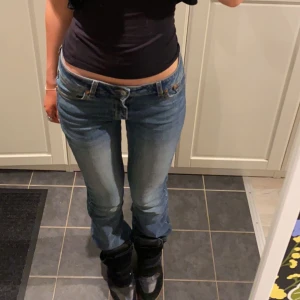 Low waist bootcut jeans  - Snygga lågmidjadje jeans. Midjemått 79, ytterbennslängd 103. Passar mig som är 172. Nypris 600kr