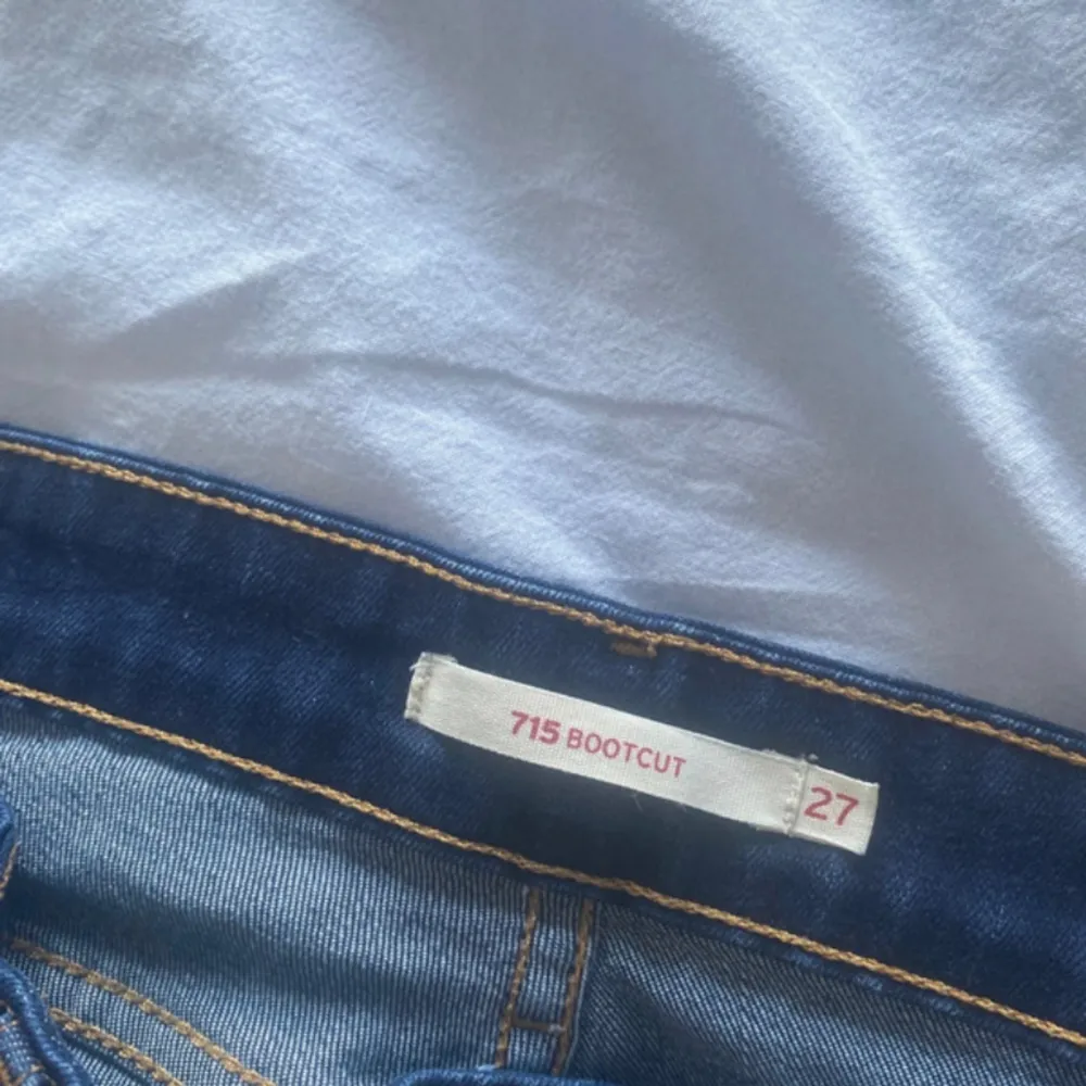 Skit snygg lågmidjade bootcut jeans från Levis. Jättefina nästa som nya, kommer tyvärr inte till användning så mkt. Dem är mjuka i materialet, så ganska strechtiga💕💕passar mig bra i längden som är 173cm. Jeans & Byxor.