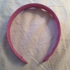 Diadem för barn - I bra skick. Snyggt rosa diadem