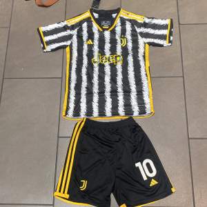 En helt ny Juventus tröja från denna säsongen alltså 23/24, Pogba på ryggen. Som sagt är den ny som ni kan se på tagen/lappen som är kvar. För 300kr så får man både shorts och tröjan!