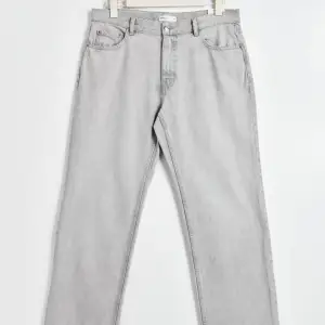 Snygga jeans från Gina. Straight och lågmidjade. Aldrig använda så skicket är 10/10! Priset kan diskuteras vid snabb affär.