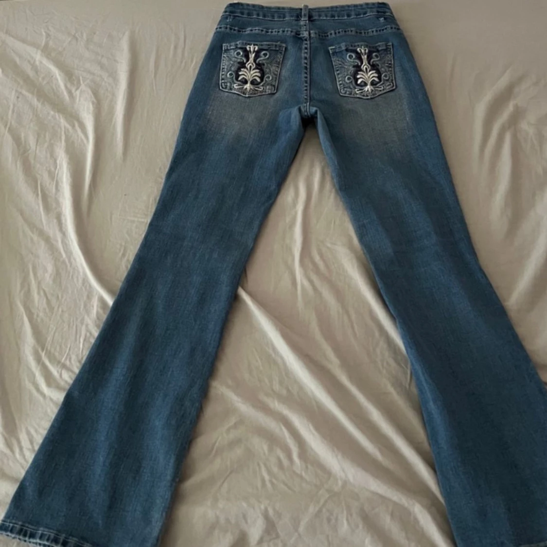 Jeans med broderade fickor