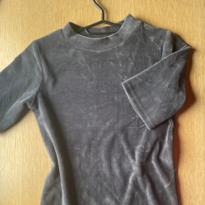 Grå sammets tröja - Grå halvpolo i sammet, använd en gång🌸