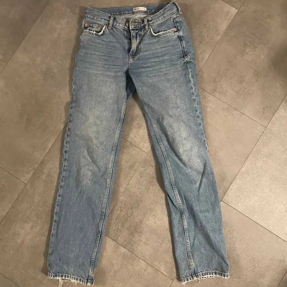 Straight leg jeans från Gina tricot i storlek 32 men passar mig som vanligtvis har 34/36. Är 170 cm lång för referens. . Jeans & Byxor.