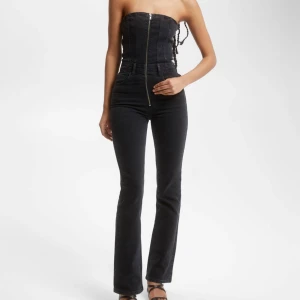 Jeans Jumpsuit  - Skick: Enbart använd en gång  Storlek: L (liten i storleken, skulle säga att den sitter som en M i byxa och S upptill)  Nypris 559:-  