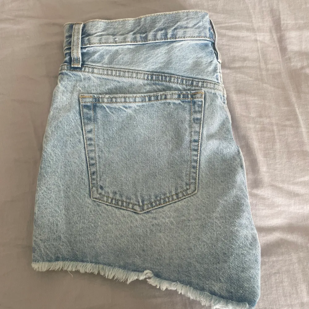 Jättefina jeans shorts från Mango. Låg midja och väldigt bra skick men säljer pga de är för stora.💗skriv om du undrar något❤️‍🔥❤️‍🔥. Shorts.