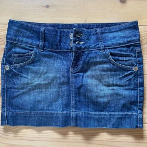 Jeanskjol - Supersnygg jeanskjol till sommaren! Använd men i superfint skick. Om man vill ha den kortare kan man nog lätt klippa av längst ner. Hör av dig vid frågor och tryck gärna på köp nu!