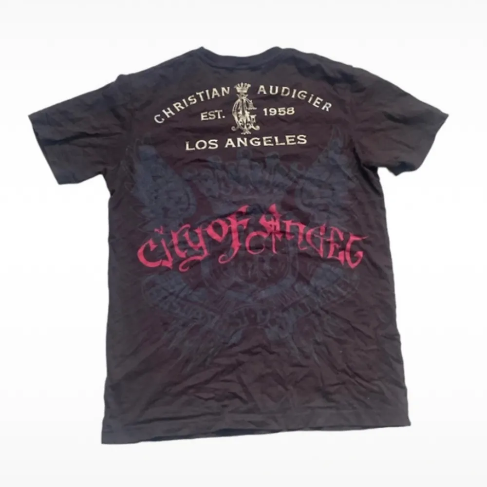 T-Shirt från Christian Audiger. Den har tappat några rhinestones men det är inget man tänker på.. T-shirts.