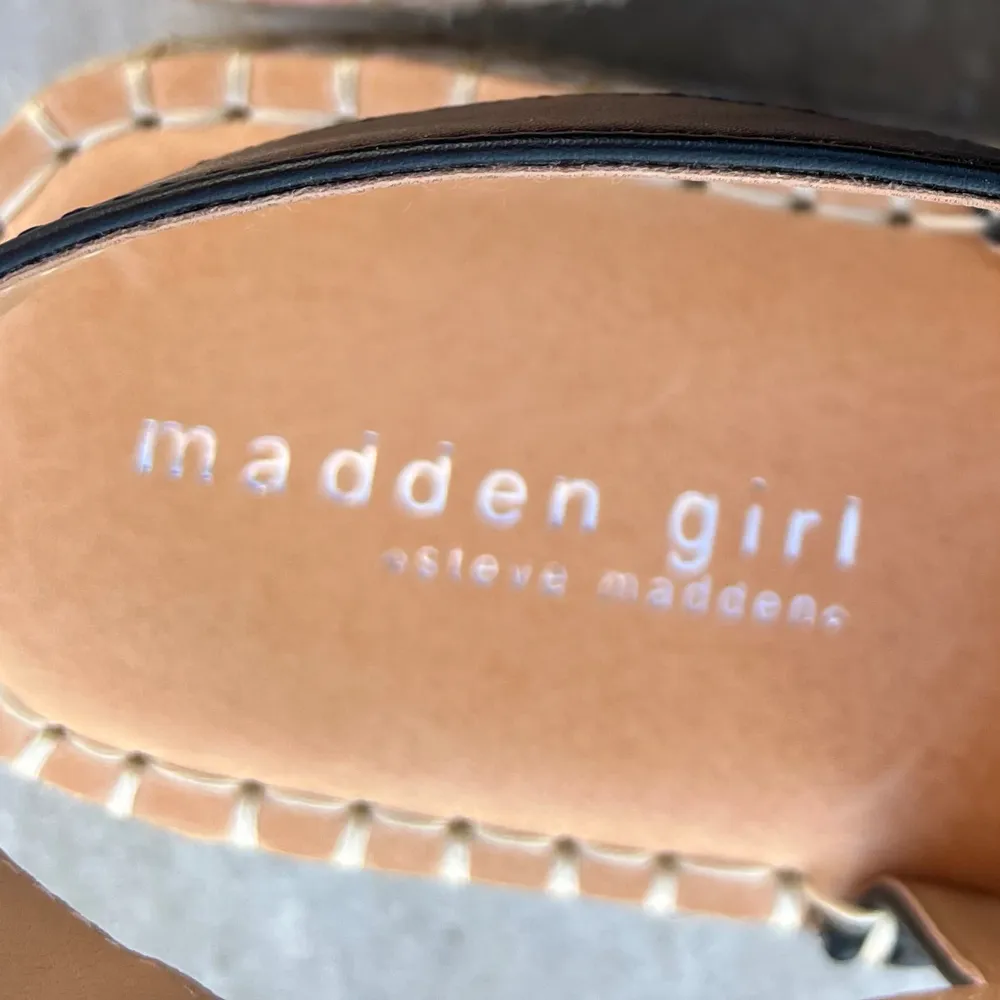 Ett par super fina sandaler ifrån Steve Madden som tyvärr är för små för mig. Gått med dom inne ej ute Helt Nya  Nypris 999kr. Skor.