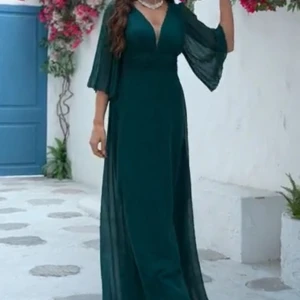 Sjukt vacker mörkgrön fest/balklänning - Mörk grön fest/balklänning. Använd endast en gång och är i ny skick, perfekt längd på mig som är 170💗 Skicka GÄRNA prisförslag💗  Vid fler bilder eller info skriv privat💗